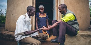 FH staff members prays with South Sudanese refugees