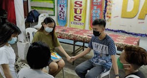 teenagers praying with masks con