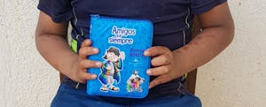 hands holding spanish language childrens bible