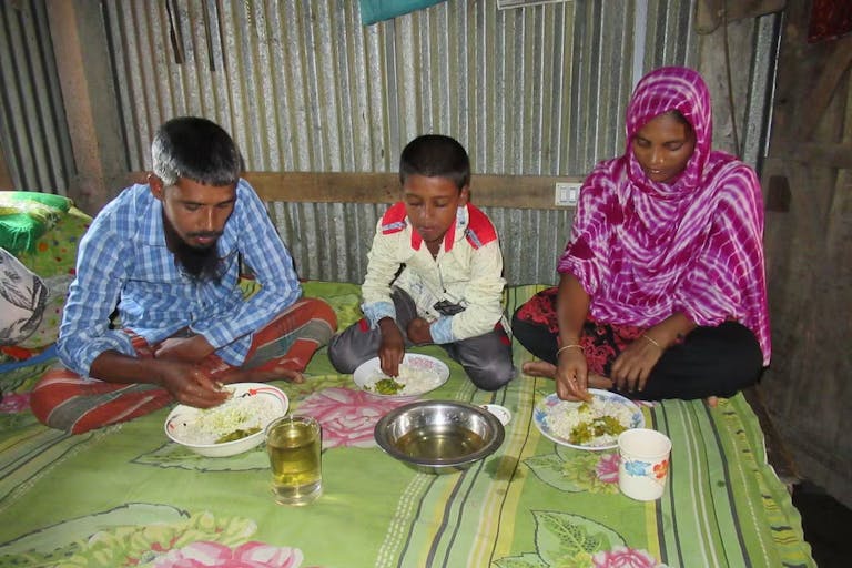 Bangladesh_Sheuly-Begum_Mustakin_Sewing_Machine_Savings_Nutrition_Education_