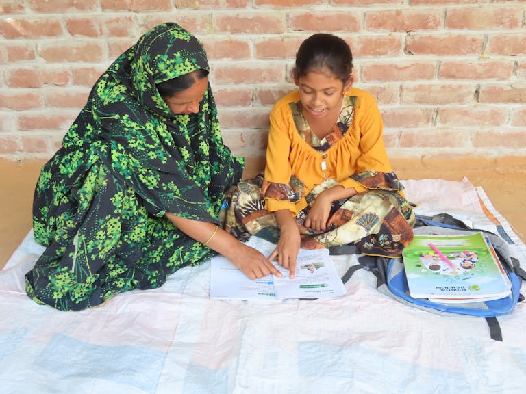 Bangladesh-She-is-teaching-her-daughter-at-home