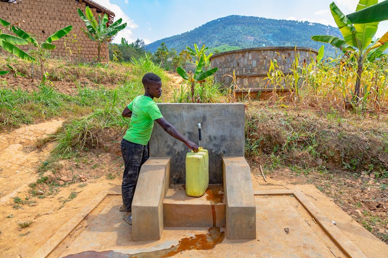 Fresh water was brought to the doorstep of many families thanks to the water pipeline. 