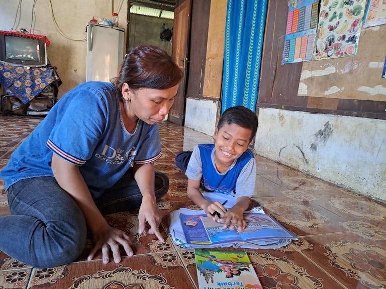 Eva Megawati br Barus, a 40-year-old homemaker with three children, has undergone significant positive changes after participating in the FH Education program. Previously, she had limited understanding of education and often struggled to control her emotions, especially in her interactions with her children. She tended to dominate decisions without considering her children's wishes. However, through the FH program, Eva has experienced remarkable emotional growth. She learned to control her anger and understand the importance of listening to the individual wishes and needs of each child. As a result, she has become more patient and wise in raising her children. Eva has also increased her involvement in her children's education and is committed to providing them with the opportunity to continue their education to a higher level. Furthermore, she has implemented practices learned from the FH program, such as reading books to her children and actively participating in their school activities. These changes have not only had a positive impact on the relationship between Eva and her children but also on the overall quality of her family's education and understanding. Eva describes that the FH program has brought profound changes to her life, improving her family relationships and giving her new insights into the importance of her children's education and well-being.