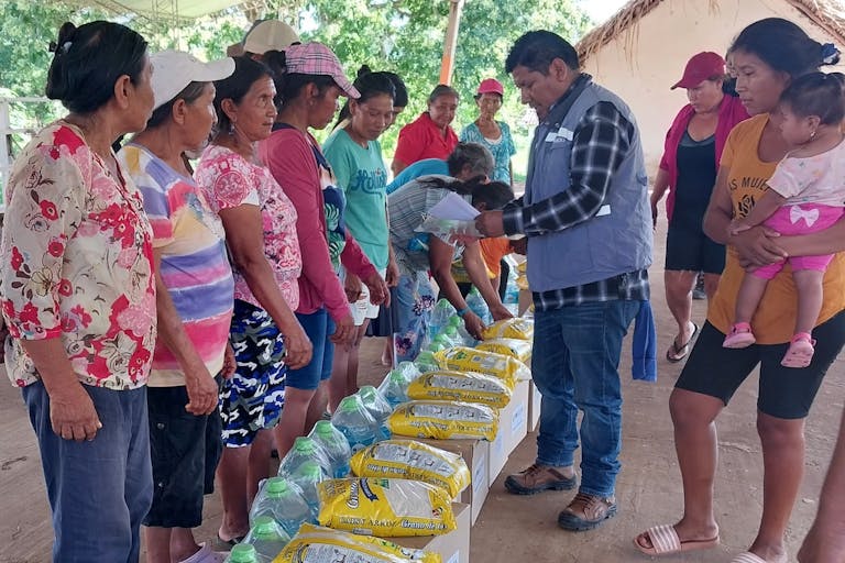 Distributing essential aid to help families as they recover and rebuild after Bolivia’s wildfires.